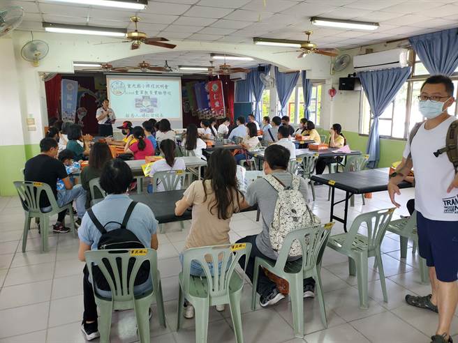 许多家长跨校聆听童军实验学校说明会，其中包括一名教授。（周丽兰摄）