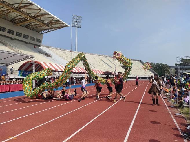 第4届琏红杯5人制幼儿足球锦标赛29日上午于南投县体育馆举办，精彩的舞龙舞狮表演为这场赛事揭开序幕。（潘虹恩摄）
