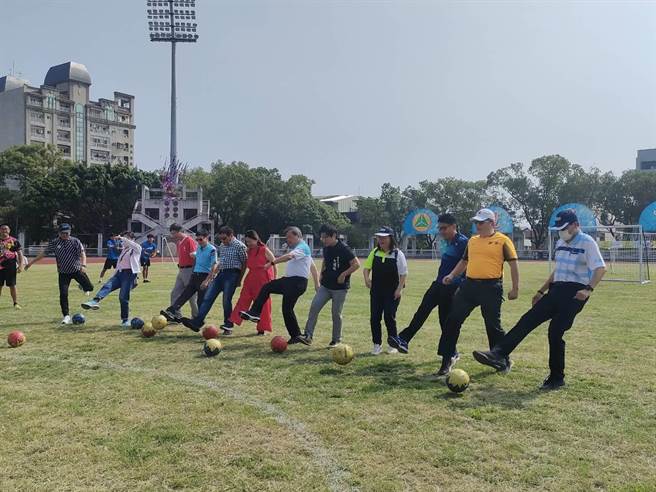 第4届琏红杯5人制幼儿足球锦标赛29日上午于南投县体育馆举办，由南投县副县长王瑞德等人进行开球仪式。（潘虹恩摄）