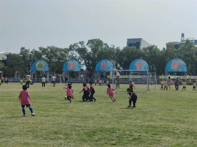 南投县政府29日举办琏红杯5人制幼儿足球锦标赛，推广足球运动之余也鼓励幼儿走出户外运动、增加儿童信心，期望将足球运动推广为南投县的全民运动。（潘虹恩摄）