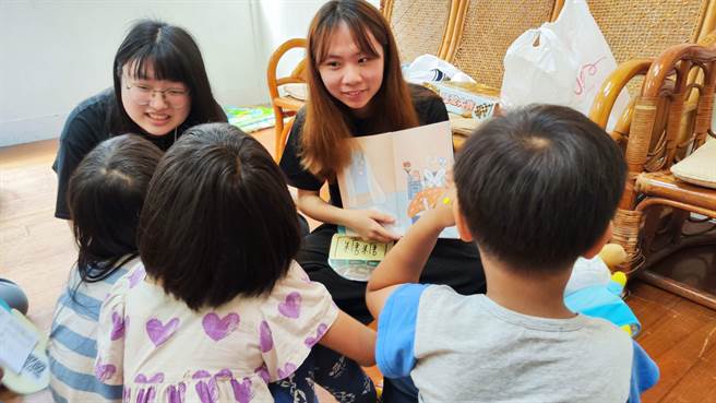 「永续劳动展─相约51系列活动」会场中除了布置联合国SDGs各项指标外，更强化与劳动相关的指标说明，还有时下正夯的气候变迁「公正转型」议题，也有各项活动盼让劳动教育与儿童互动，盼劳动意识从小扎根。（林良齐摄）