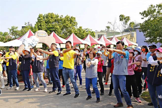 苗栗市公所29日举办桐花健走及小旅行，苗栗市长邱镇军领头热身。（苗栗市公所提供／谢明俊苗栗传真）