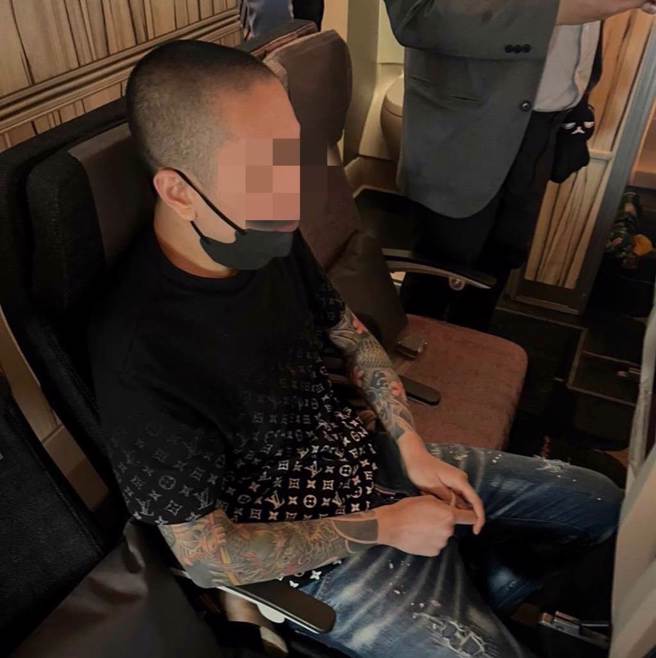 「鯨魚」林京履上機狂嗑炒飯嘆「吃最好的一次」。(戴志揚翻攝)