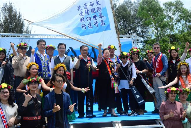 花莲县原住民族部落今天在台湾原住民馆「开学」，部落大学校长县长徐榛蔚、原民会主委夷将·拔路儿与部落族人一同祝福。（王志伟摄）