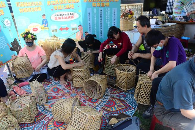 台湾原住民族文化馆热闹举行开学典礼，现场有市集，展示原住民传统工艺、藤编还有特殊食材等不同文化。（王志伟摄）