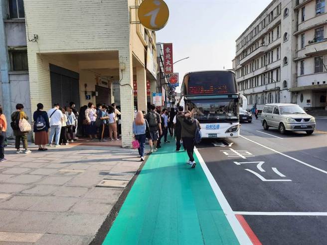 不舍乘客排队人龙又復驶 业者嘆：客运业该视为「类公益」事业（本报资料照）