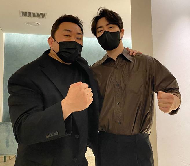 李浚赫（右）演出《犯罪都市3》中的大反派与马东石上演精采对决。（摘自IG）