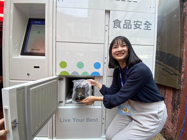台南邮局今天配合郑成功祖庙建庙360周年眾神护台湾活动，在庙旁陈列智取柜提供民眾抢先体验。(曹婷婷摄)
