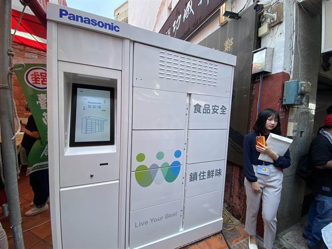 率先全台，台南邮局跟Panasonic合作推出低温智慧取件柜。(曹婷婷摄)