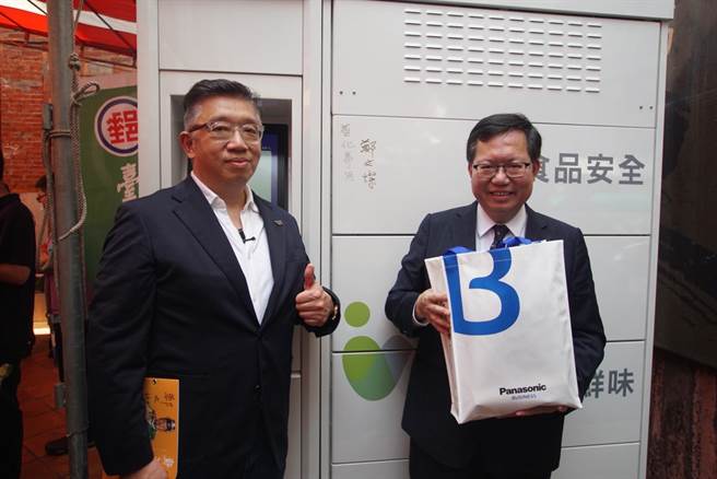 行政院副院长郑文灿（右）今天也获邀当场体验低温智取柜取件服务。（曹婷婷摄）
