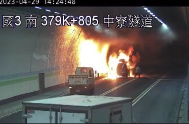 国道3中寮隧道小货车起火 ，一度全线封闭整路段紫爆。(翻摄自路况即时影像)
