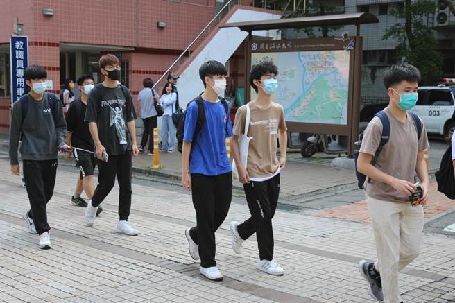 ▲学生利用时间体验政大校园。（基隆市政府提供／徐佑升基隆传真）