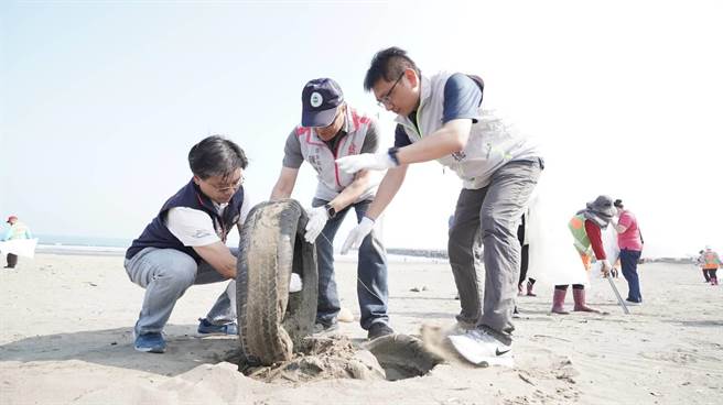桃园市、新北市、台北市与基隆市联手，今日约有4035人进行联合净滩活动，其中桃园以竹围渔港和周边溪流为净滩主场地。（蔡明亘摄）