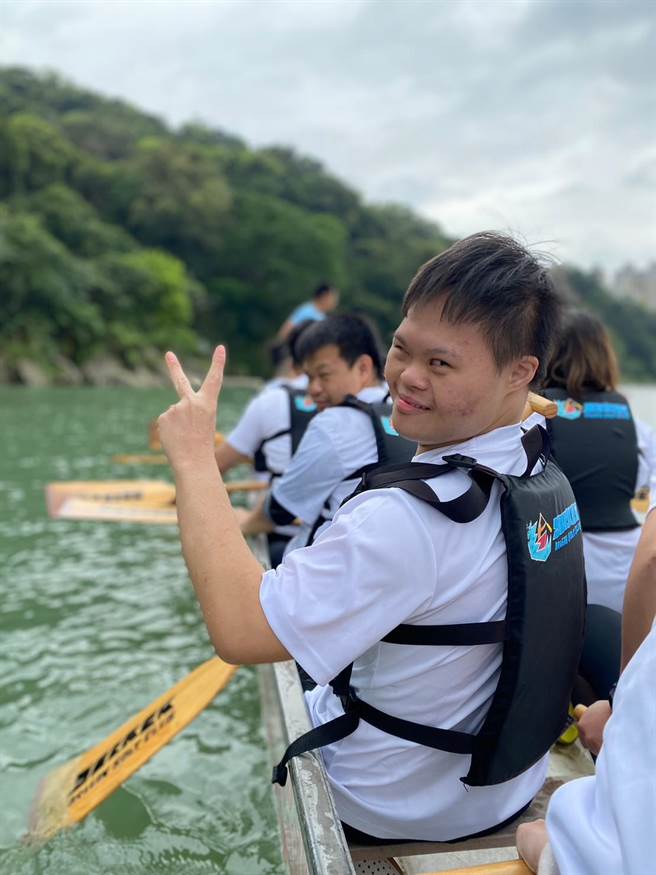 唐氏症关爱者协会今年组成的唐宝宝龙舟队参加比赛。（唐氏症关爱者协会提供／林良齐台北传真）