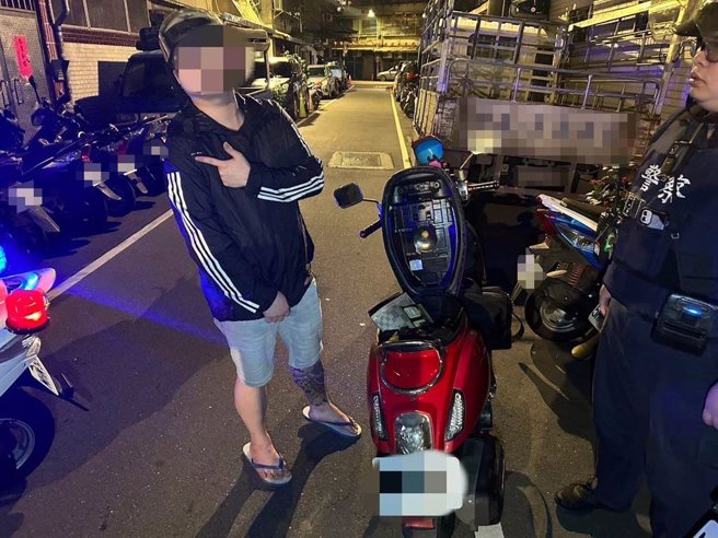 警方拦查改装车，起获毒咖啡包。（警方提供）