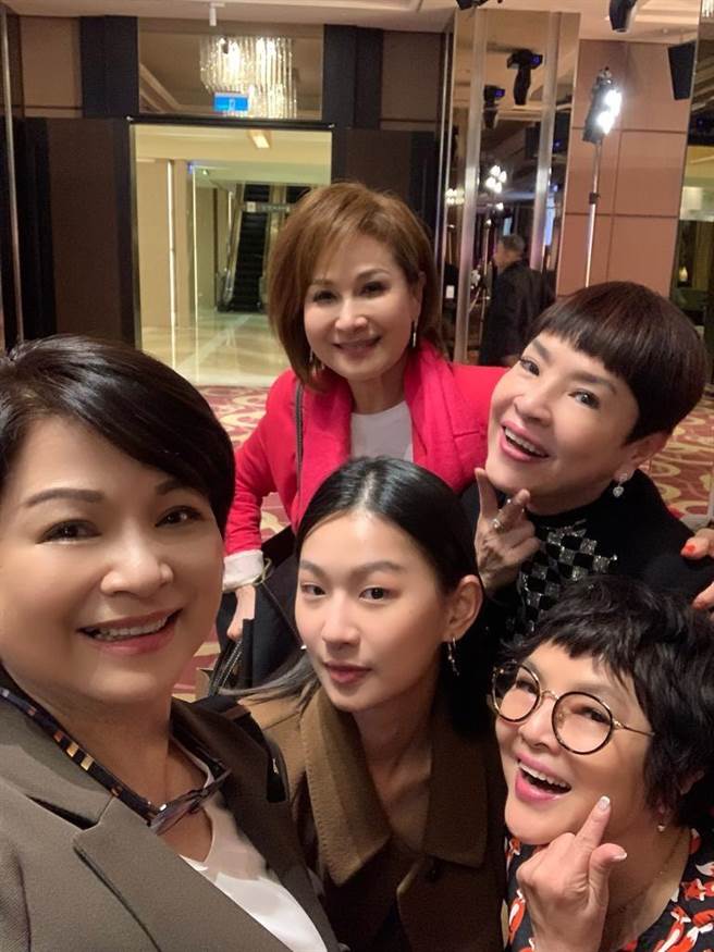 Hsiang与杨贵媚前辈们开心自拍。（摘自脸书）