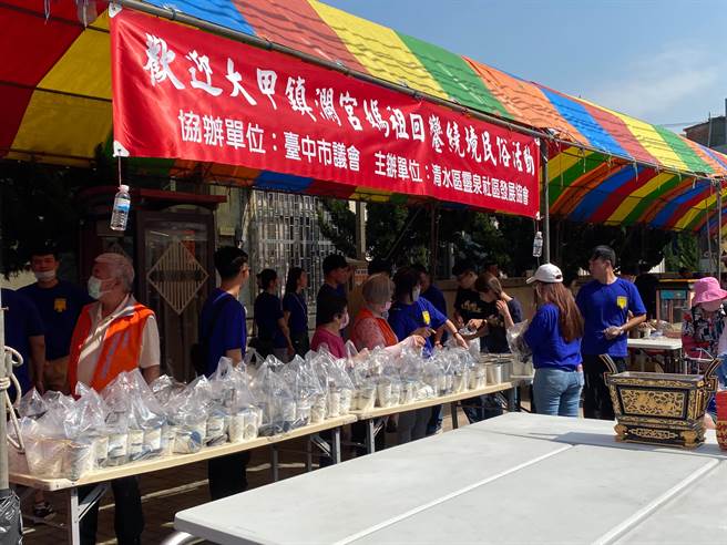 议长张清照服务处摆好香案、准备好点心饮料欢迎大甲妈及信眾到来。（张亦惠摄）