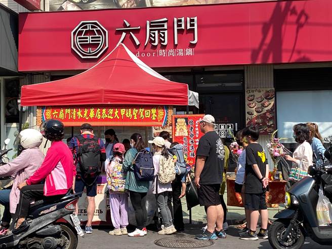 火锅店准备冰淇淋供行经香客领取，相当受香客欢迎。（张亦惠摄）