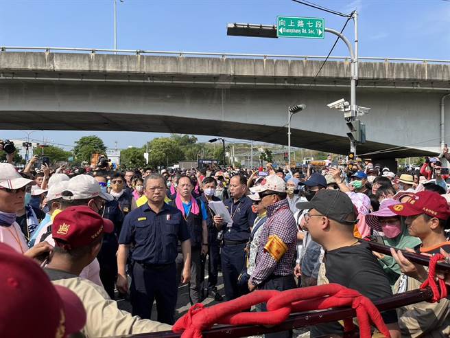 清水分局分局长周俊铭率员警在沙鹿区向上路六段与沙田路口接驾。（民眾提供／张亦惠台中传真）