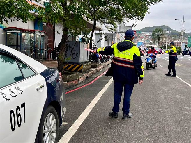 基隆市警局將配合警政署行人安全專案，擴大執法，圖為取締未禮讓行人之機車。（基隆市警察局提供／徐佑昇基隆傳真）