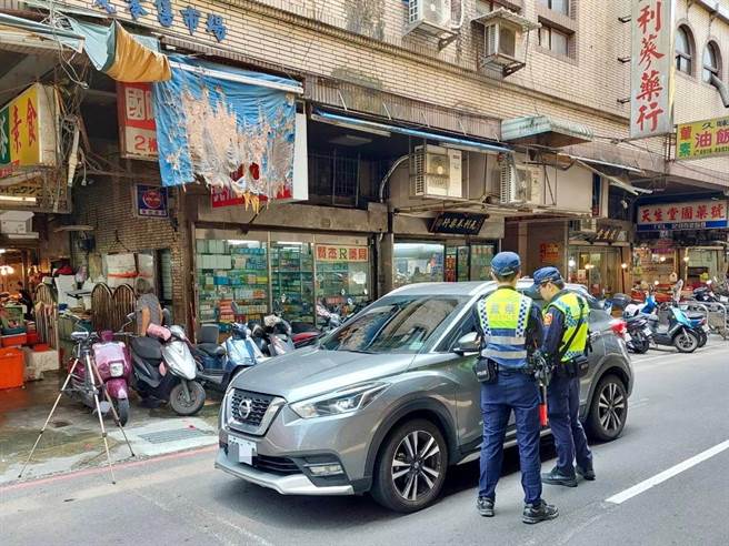 警方取締違規車輛。（基隆市警察局提供／徐佑昇基隆傳真）