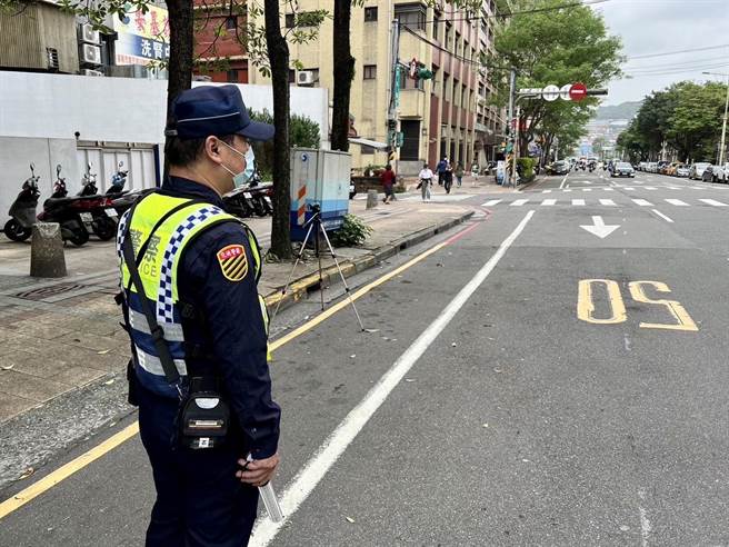 警方於基隆市違規熱點與重要路口錄影執法。（基隆市警察局提供／徐佑昇基隆傳真）