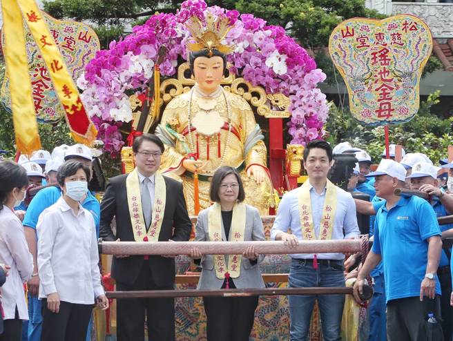 蔡英文总统（中）、内政部长林右昌（前左二）以及台北市长蒋万安（前右二）29日出席松山慈惠堂举办的「2023台北母娘文化季保民遶境嘉年华」活动，一起进行起驾仪式。（赵双杰摄） 