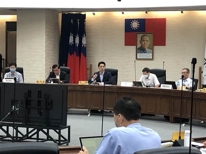 万华茶室有56家表达有意愿合法化，却仅11家符合规定，台北市长蒋万安于公安会报上要求产发局好好追踪及辅导。（张芷瑜摄）