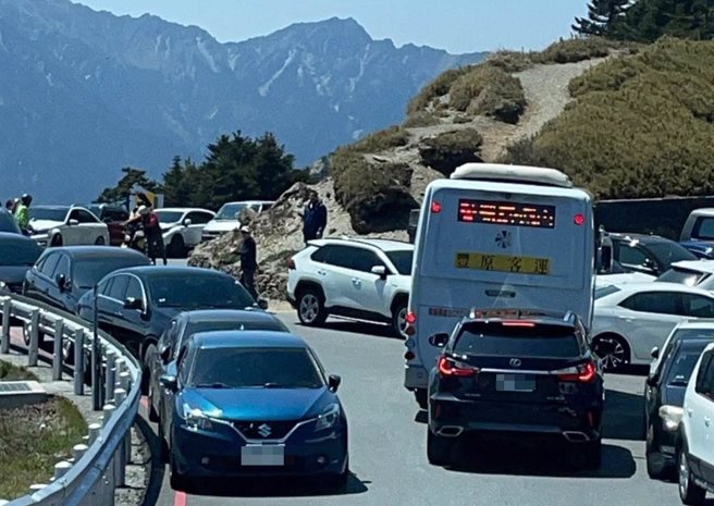 台14甲本月29日至5月1日3天连假暂停实施高承载管制，未料连假首日合欢山涌入大批车潮，造成大塞车。（仁爱警分局提供／潘虹恩南投传真）