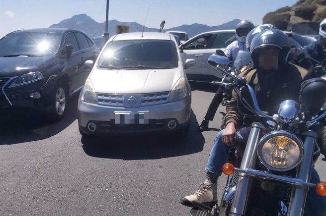 劳动节连假首日合欢山涌入大批车潮，严重壅塞一度连机车也过不去。（仁爱警分局提供／潘虹恩南投传真）