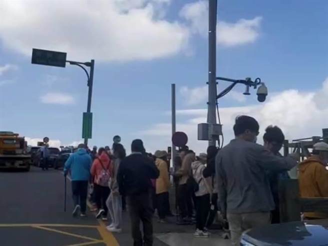 劳动节连假首日上午天气晴朗，民眾纷纷出游，合欢山涌入大批人、车潮。（仁爱警分局提供／潘虹恩南投传真）