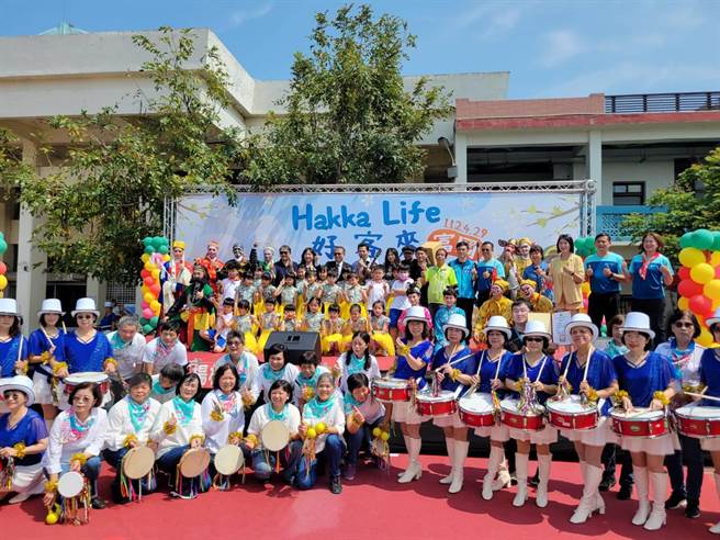 桃园市教育局今于杨梅区富冈国小举行客家文化嘉年华暨客华双语教师试办计画成果展。（富冈国小提供／蔡明亘桃园传真）