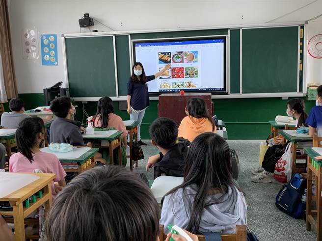 教师将客语融入课程中。（富冈国小提供／蔡明亘桃园传真）
