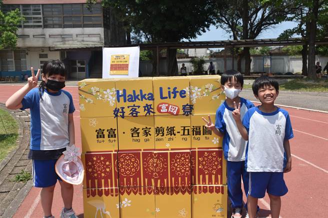 在地青创富富·小山冈，融合传统与创新的客家剪纸，考验同学们的手速与眼力，在指定时间内拼出完整的剪纸图形。（富冈国小提供／蔡明亘桃园传真）