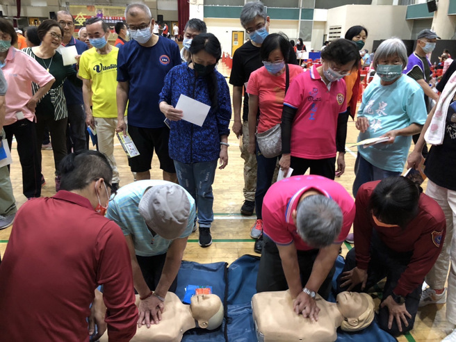 消防人员准备利用导教具，零距离专业解说及实际操作体验，让民眾从中学习各项防灾、临灾应变处置常识。(北市消防局提供)