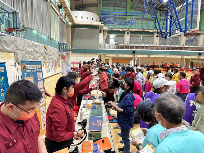 消防人员准备利用导教具，零距离专业解说及实际操作体验，让民眾从中学习各项防灾、临灾应变处置常识。(北市消防局提供)