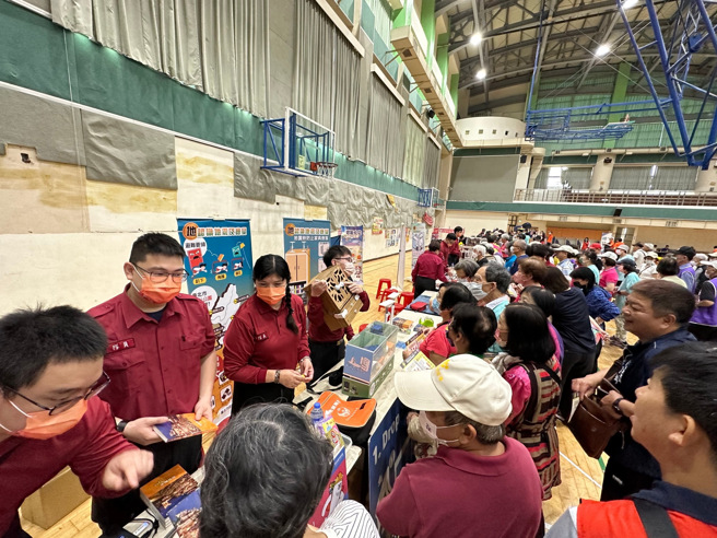 消防人员准备利用导教具，零距离专业解说及实际操作体验，让民眾从中学习各项防灾、临灾应变处置常识。(北市消防局提供)