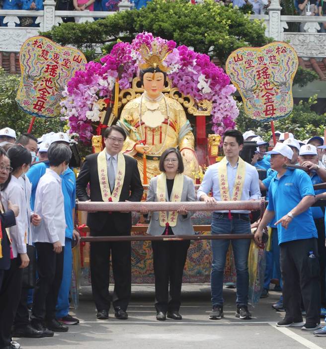蔡英文总统（中）、内政部长林右昌（前左二）以及台北市长蒋万安（前右二）29日出席松山慈惠堂举办的「2023台北母娘文化季保民遶境嘉年华」活动，一起进行起驾仪式。（赵双杰摄）