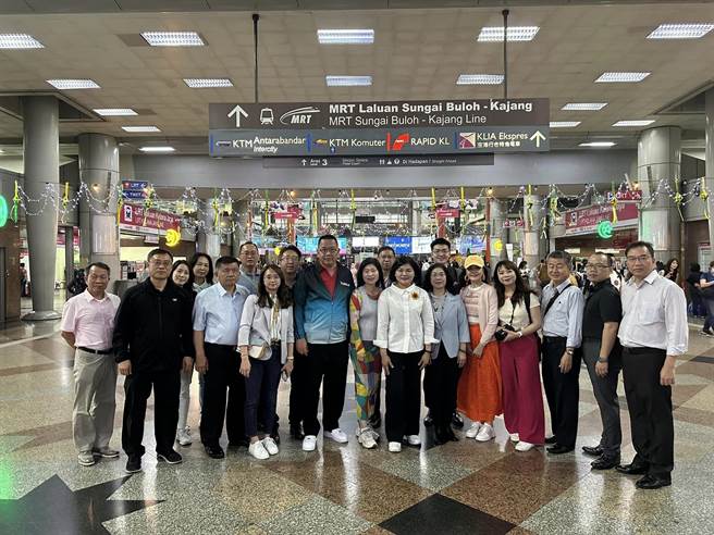 云林县长张丽善（右八）日前率县府工务单位考察马来西亚吉隆坡中央车站取经。（汪令尧提供）