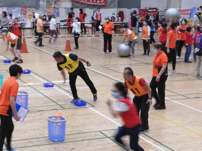 大安区黎孝及义村里2位里长竞技。(大安区公所提供)