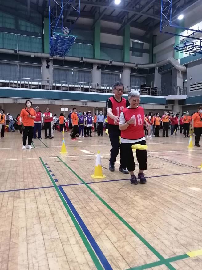 高龄80余岁的选手也玩得不亦乐乎。(大安区公所提供)
