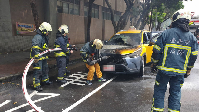 北市火烧车！疾管署旁计程车自燃车头全毁，运将急停逃生。(消防局提供)