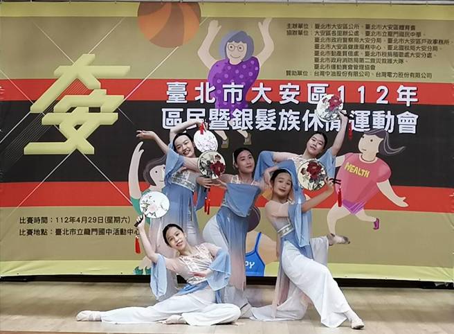 臺北市立龙门国中为带来精彩舞蹈开场，精湛的舞技让现场观眾惊呼连连。(大安区公所提供)