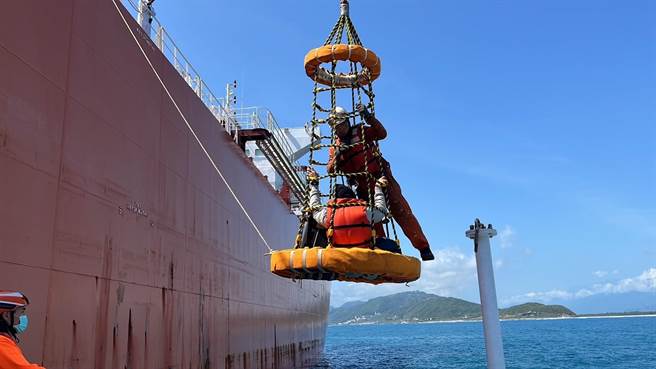 外籍船员不明原因发病，第六海巡队派船艇救援，用吊篮在海上吊挂。（海巡署提供／王志伟花莲传真）