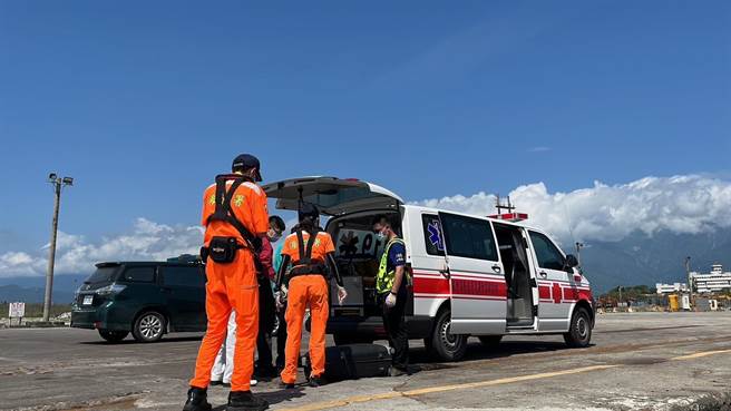 外籍船员被送到花港码头，由救护车火速送医救治。（海巡署提供／王志伟花莲传真）