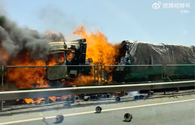 大陆「五一」连假刚开始，甘肃酒泉市发生车祸意外，已导致6亡12伤。（翻摄自＠佳ic微博视频号）