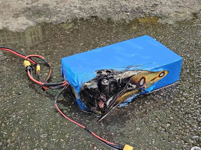 桃园市平镇区一处民宅28日下午发生锂电池燃烧事故。（翻摄画面／蔡明亘桃园传真）