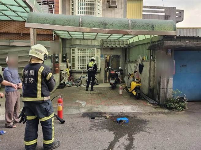 桃园市平镇区一处民宅28日下午发生锂电池燃烧事故。（翻摄画面／蔡明亘桃园传真）