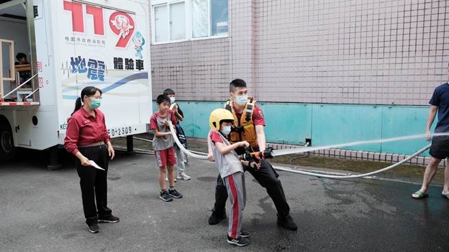 桃園市復旦國小學童與復旦消防分隊29日共辦防災闖關活動。（翻攝照片／蔡明亘桃園傳真）
