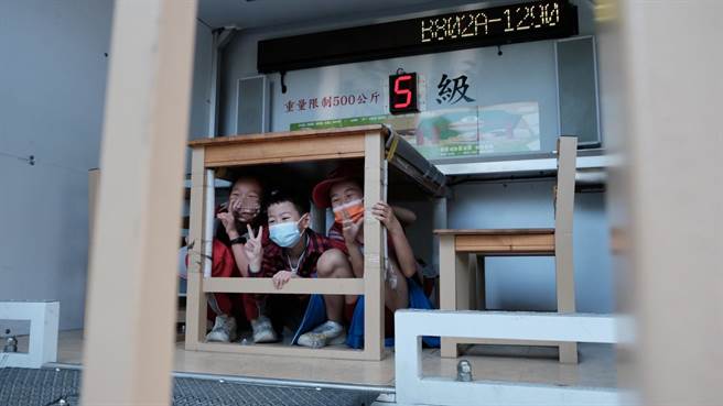 地震體驗車讓小朋友身歷其境，感受地震來臨時的緊張感。（翻攝照片／蔡明亘桃園傳真）